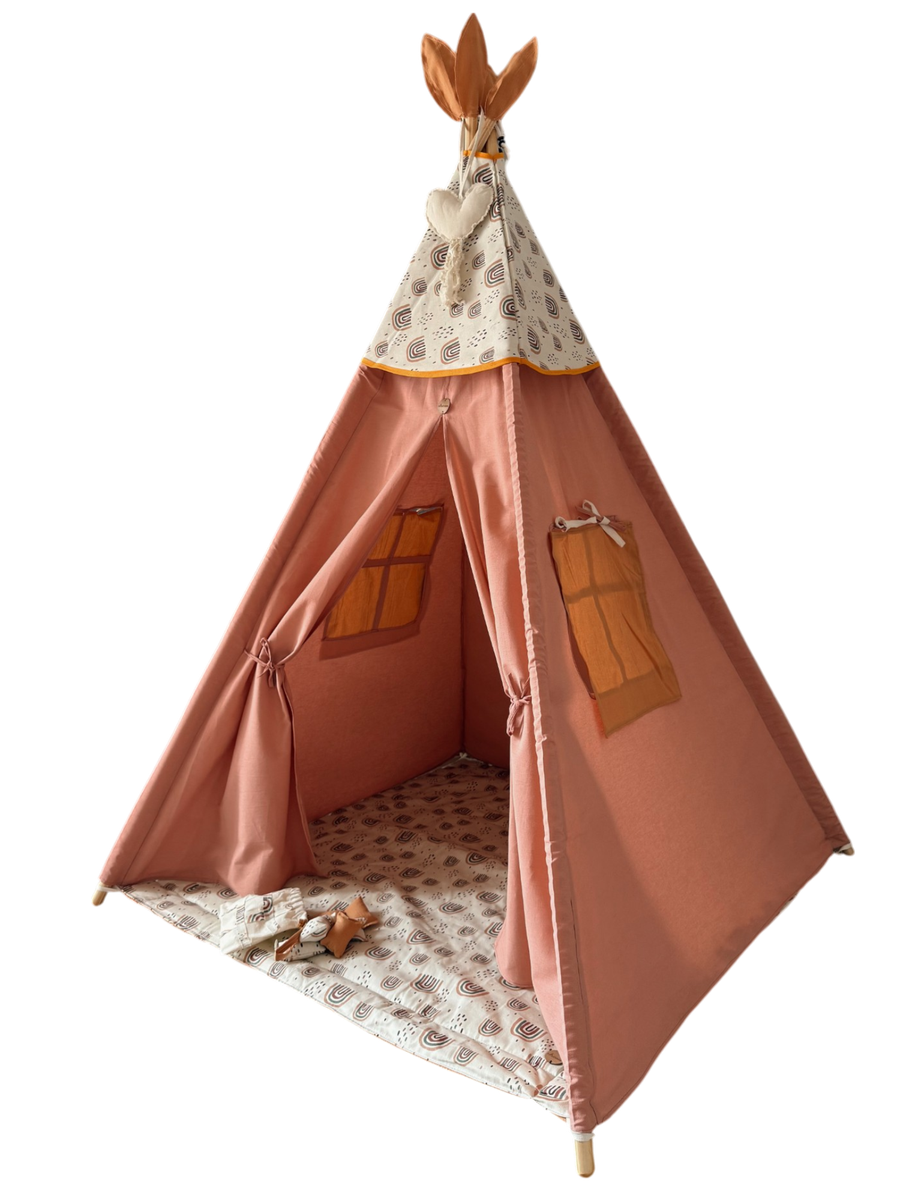 Carpa tipi rosa empolvado con capuchón floreado, ventanitas, plumones y base acolchonada.
